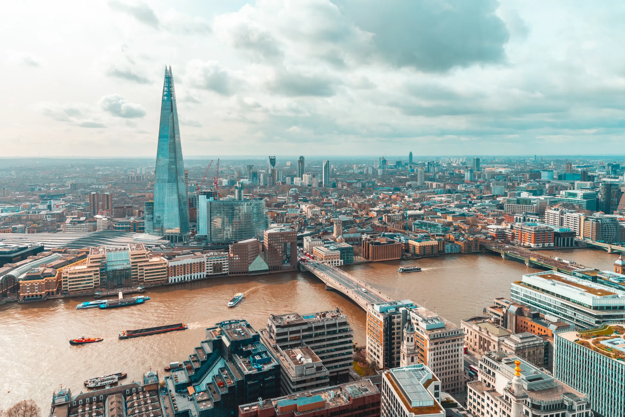 london-aerial-view-with-modern-buildings-and-skysc-2025-01-08-17-25-46-utc